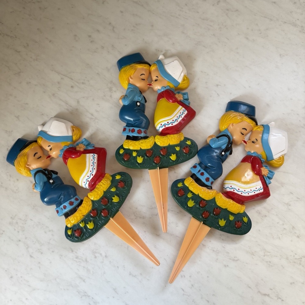 VTG 1984 Artline #6333 Yard Art Plastic Garden Stakes (3) Kissing Dutch Boy Girl